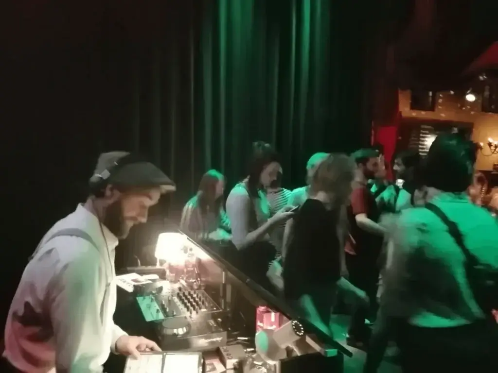 DJ Louie Prima bei einer Geburtstagsfeier